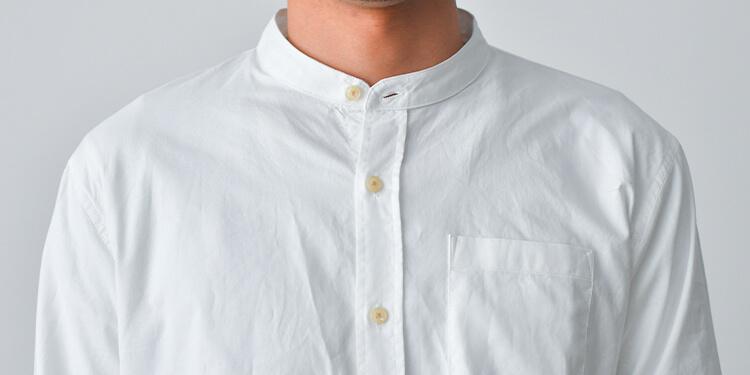 襟元を強調した白のバンドカラーシャツ