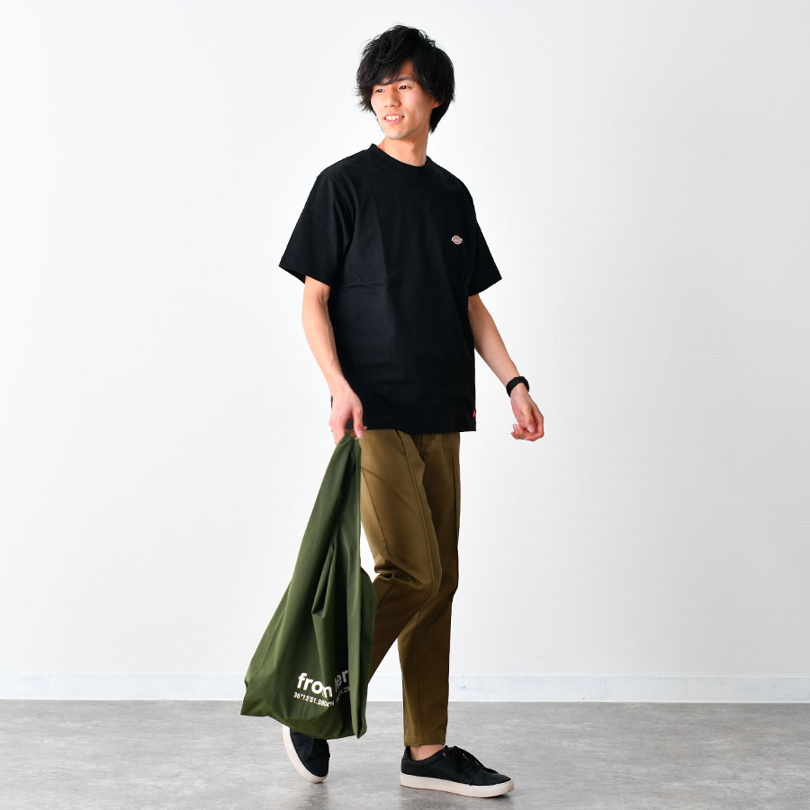 カーキパンツとブラックのTシャツを使った20代におすすめのコーデ