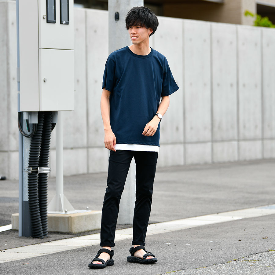 黒スキニーパンツとネイビーのTシャツを使った学生におすすめのコーデ