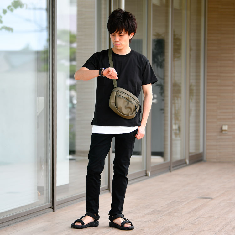 黒のTシャツに黒のパンツを合わせた30代におすすめのオールブラックコーデ