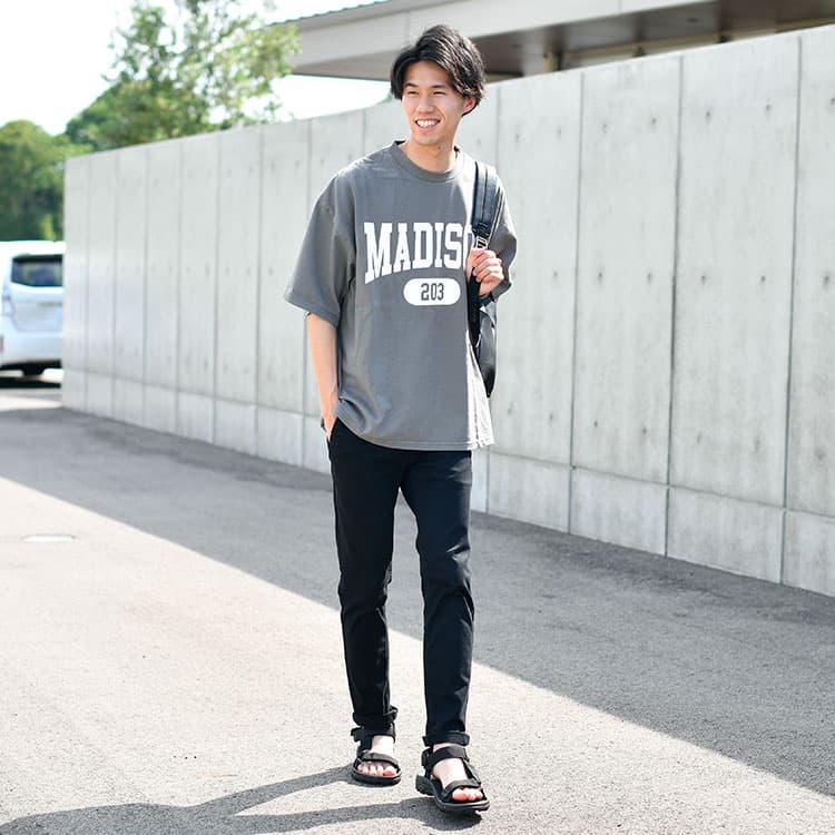 黒スキニーとプリントTシャツを使った学生におすすめのコーデ